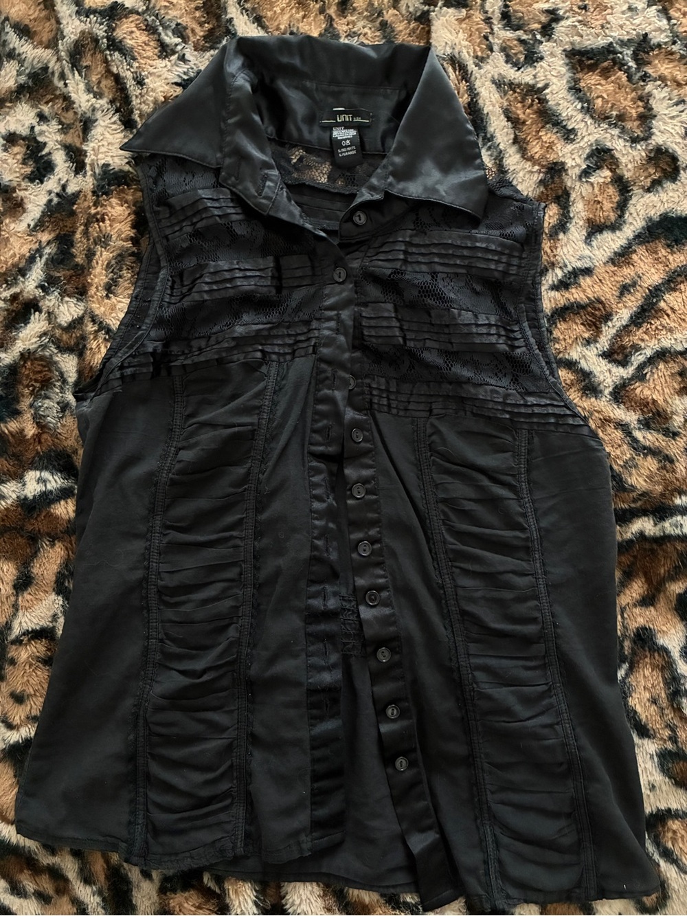 sleeveless lace detailed button up